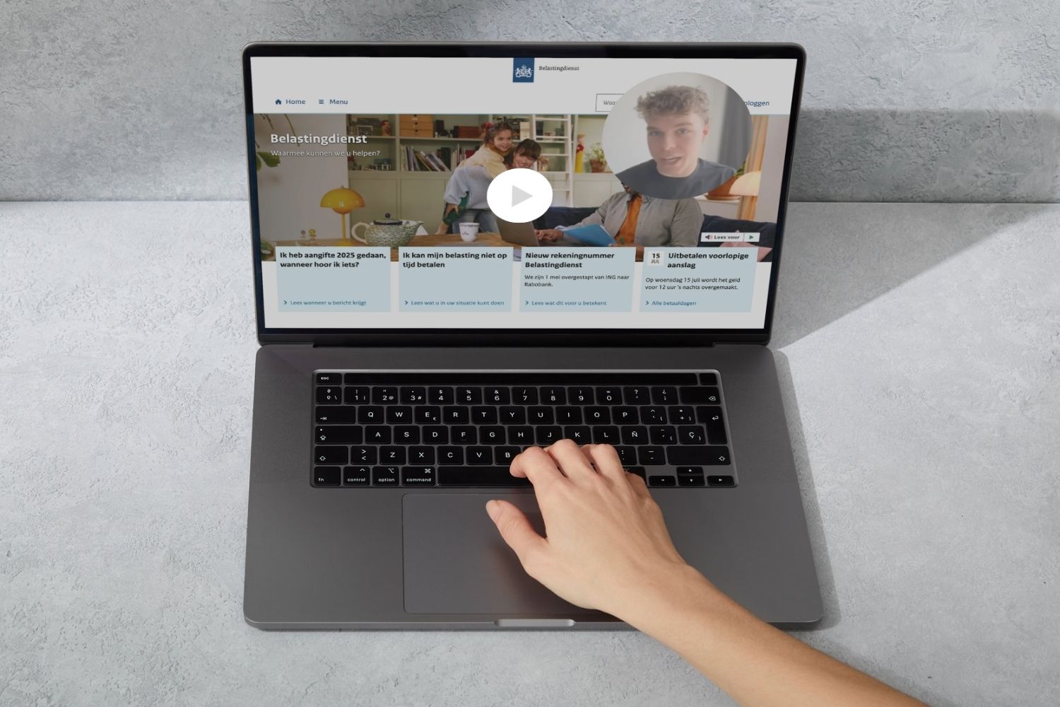Voorbeeld: laptop met een Tolkie-expert die in een korte video advies geeft over jouw website