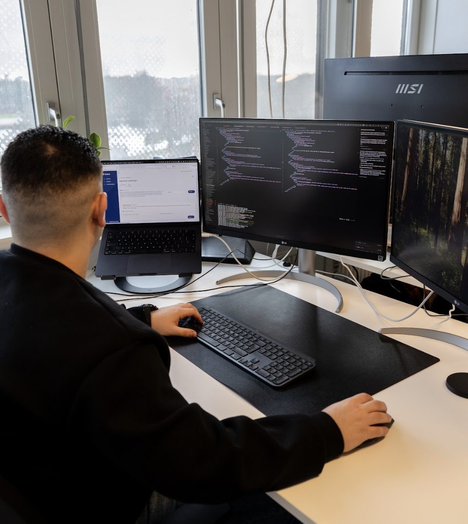 Tolkie-developer werkt aan een integratie met code op een extern scherm en de Tolkie-omgeving op een laptop