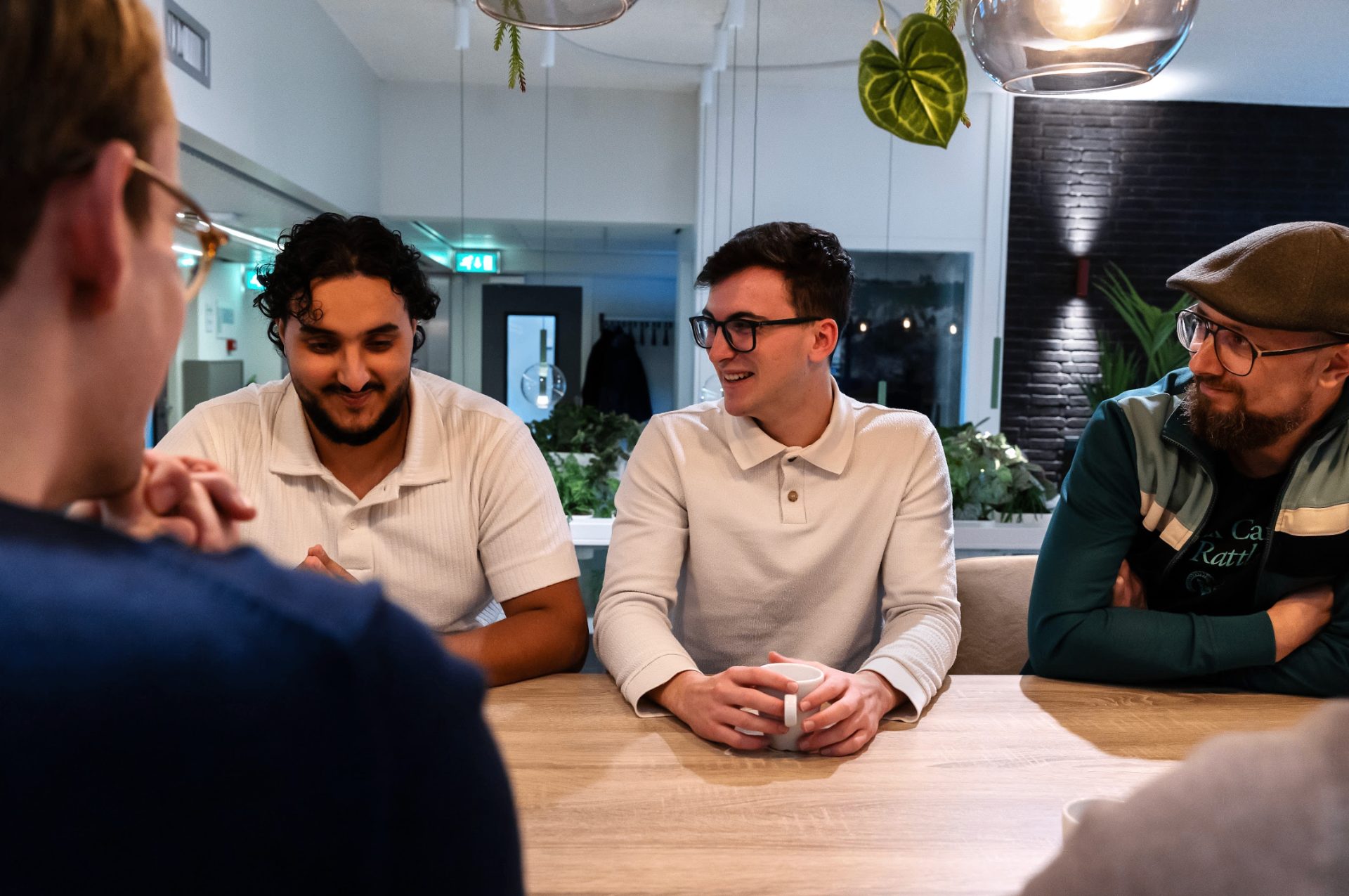 Tolkie-team en developers in overleg aan tafel