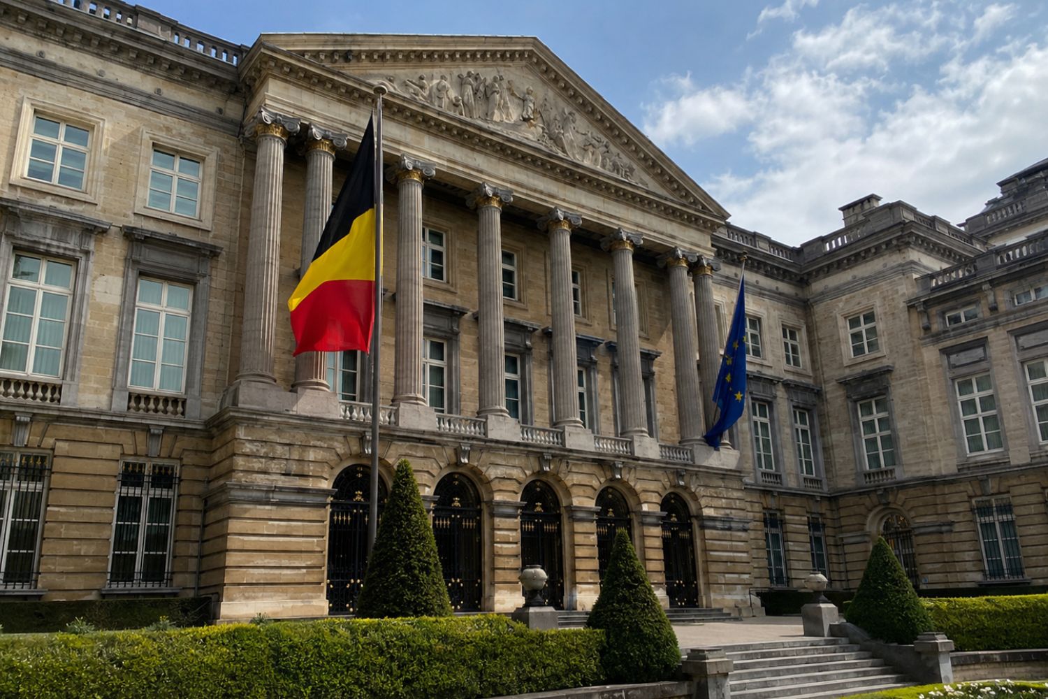 Federaal parlementsgebouw in Brussel met Belgische en Europese vlag