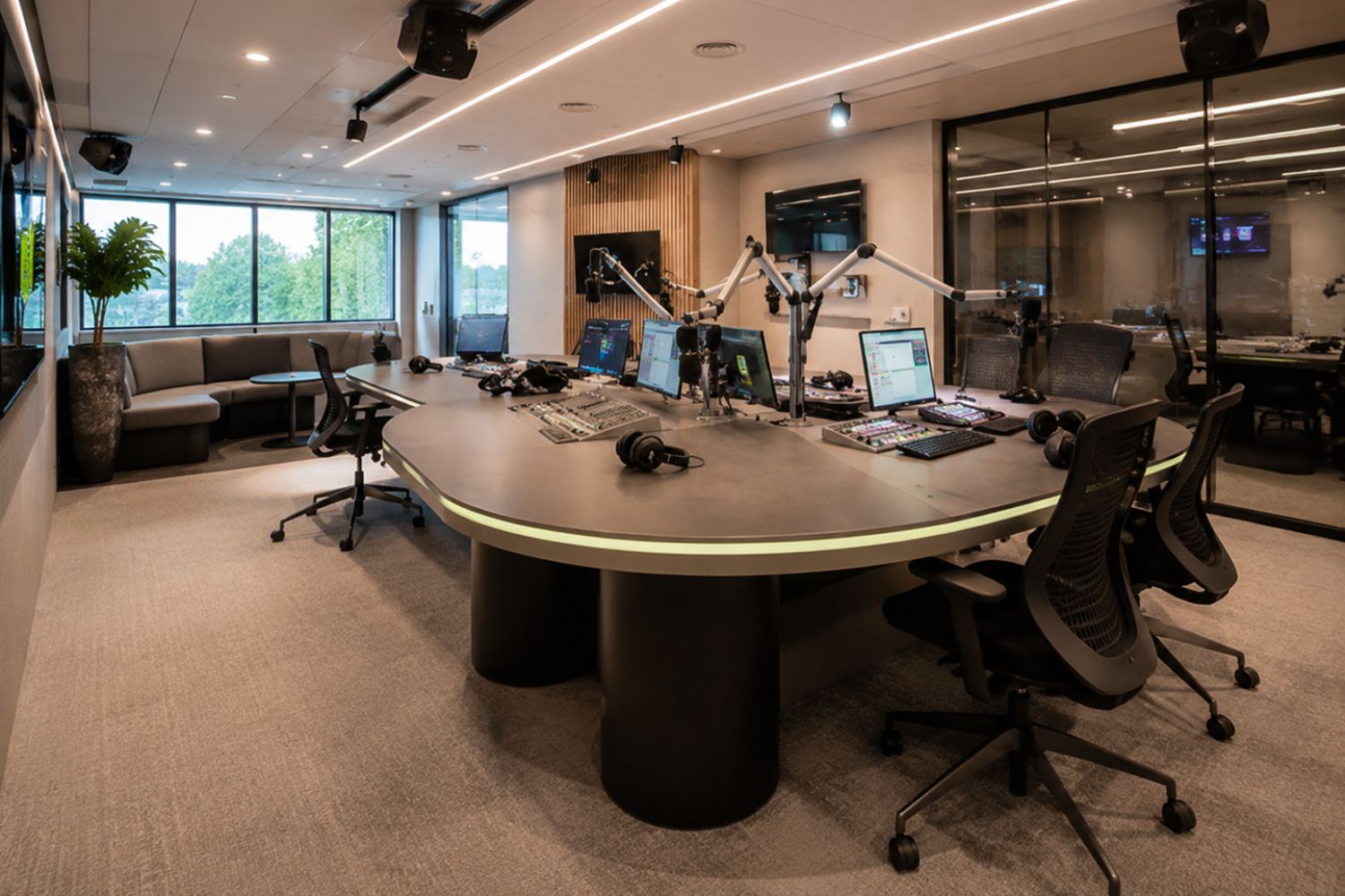Moderne radiostudio met mengtafel, microfoons en schermen