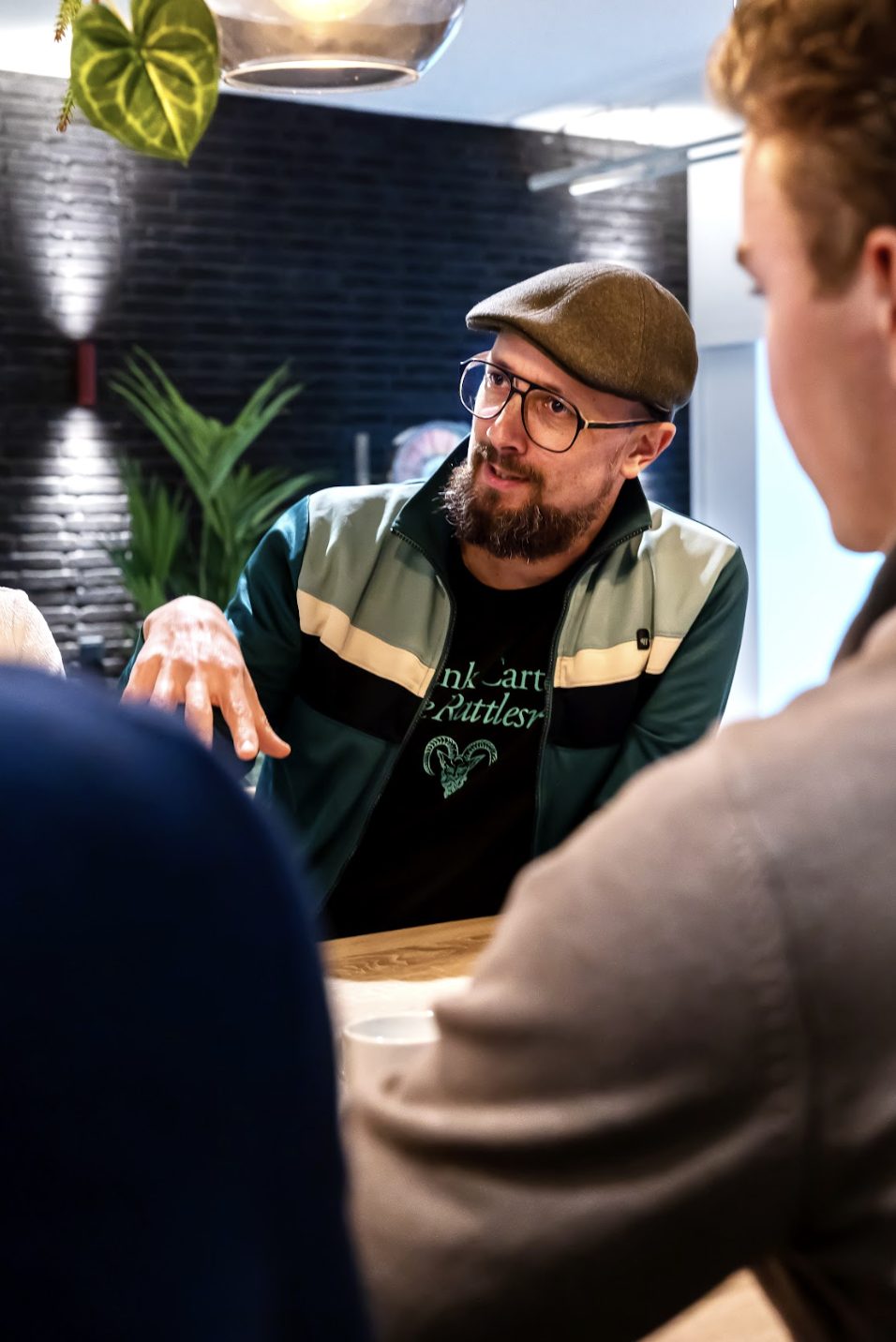 Jeroen in gesprek aan tafel op het Tolkie-kantoor