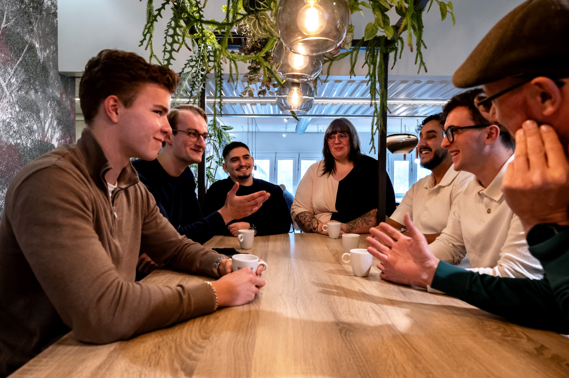 Het team van Tolkie in gesprek aan tafel