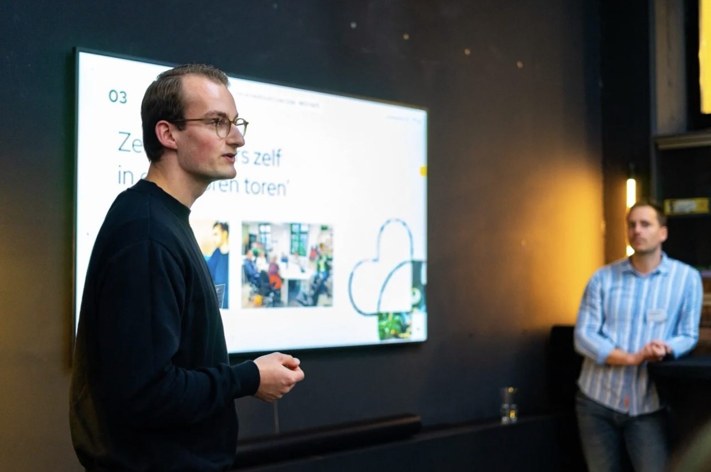 Deelnemers in gesprek tijdens een workshop